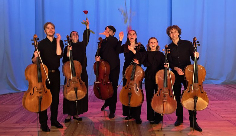 Elever från Kungliga musikhögskolan spelar cello.