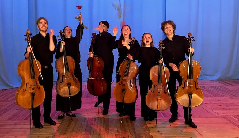Elever från Kungliga musikhögskolan spelar cello.