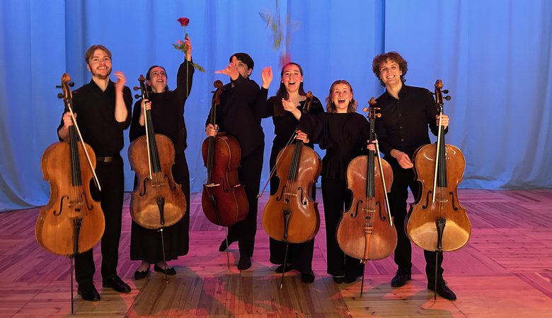 Elever från Kungliga musikhögskolan spelar cello.