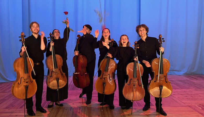 Elever från Kungliga musikhögskolan spelar cello.