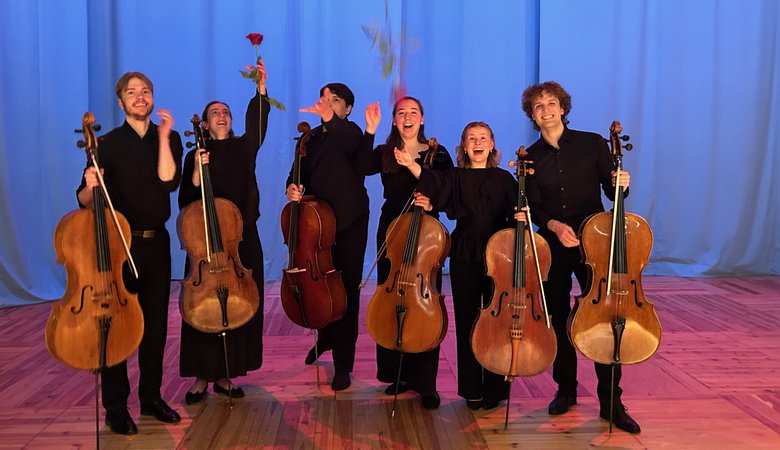 Elever från Kungliga musikhögskolan spelar cello.