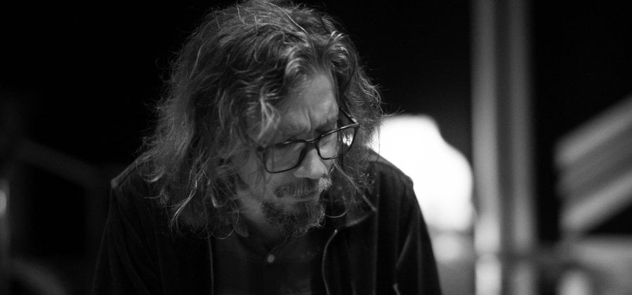 Pianisten Mathias Algotsson vid sitt piano.