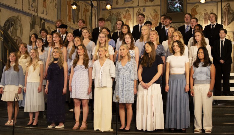 Kör med både killar och tjejer från Rudbecks musikklasser som uppträder.
