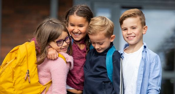 Elever framför skola