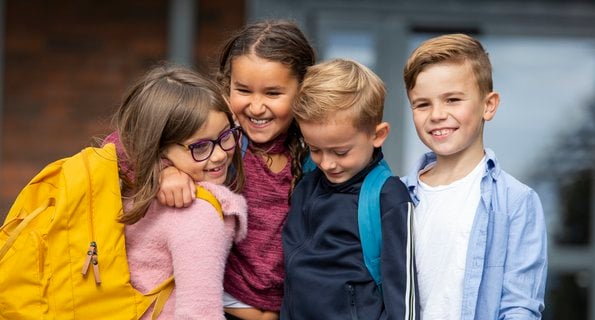 Elever framför skola