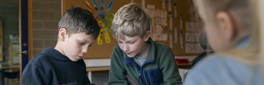 Skolbarn har lektion i klassrum