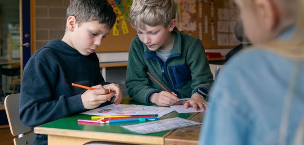 Skolbarn har lektion i klassrum