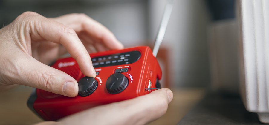 Person med vevradio  del av hemberedskap vid kris