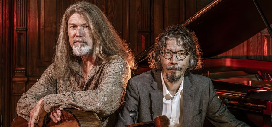 Svante Henryson och Mathias Algotson sitter framför ett piano.