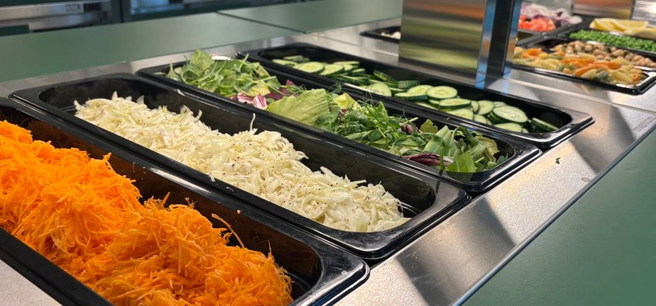 En uppdukad salladsbuffé, med olika grönsaker