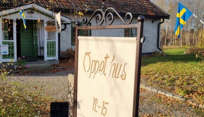 Skylt med orden Öppet hus utanför Slöjdgillets hus