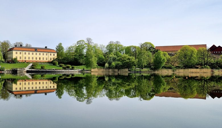 Edsbergs slott och Stallbacken sett från Edsviken.