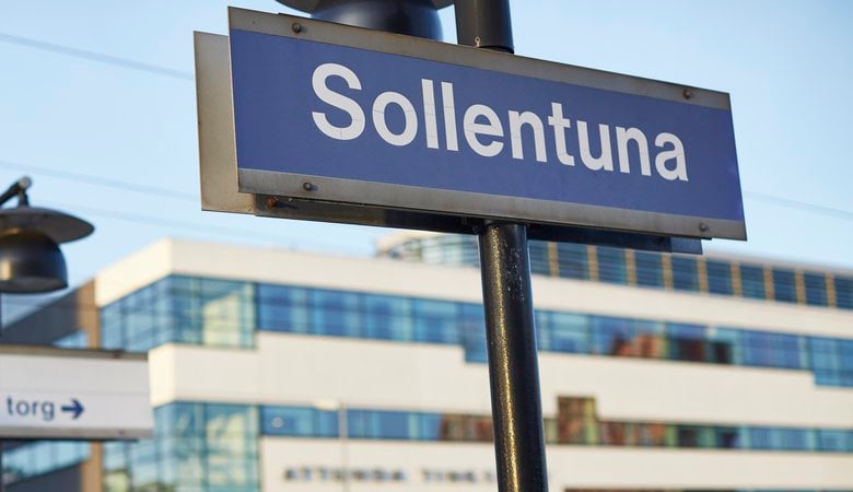 Sollentuna station med perrongen, skylt där det står Sollentuna. Vy mot tingsrätten.