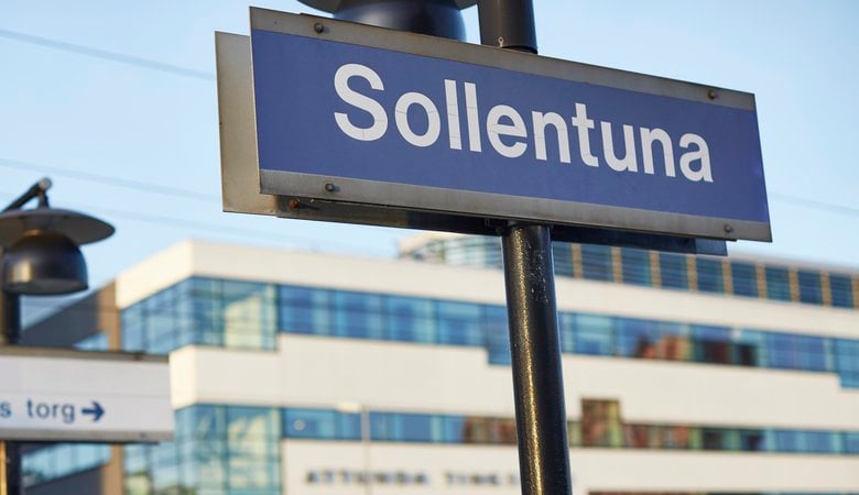 Sollentuna station med perrongen, skylt där det står Sollentuna. Vy mot tingsrätten.