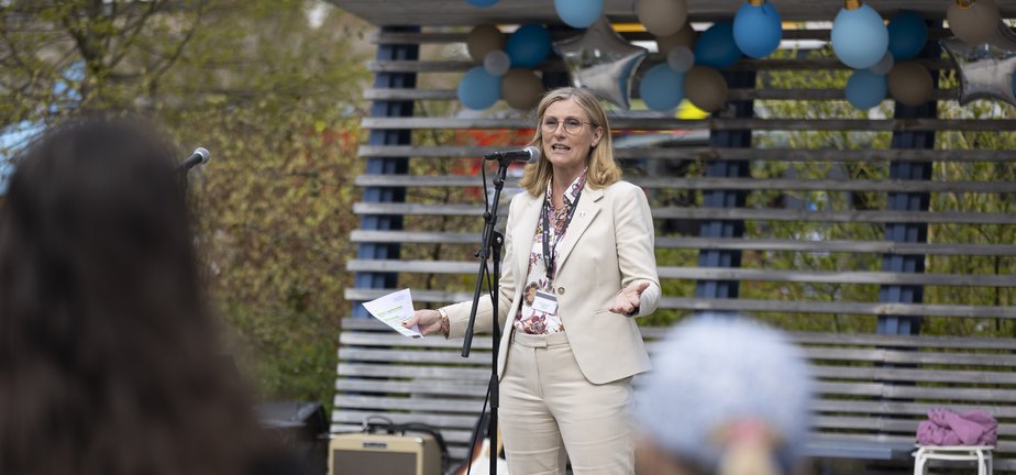 Sollentunadagen 7 maj 2026 i Malmparken, Tureberg. Bild på kommundirektör Elisabet Åbjörnsson Hollmark som håller inledningstal.