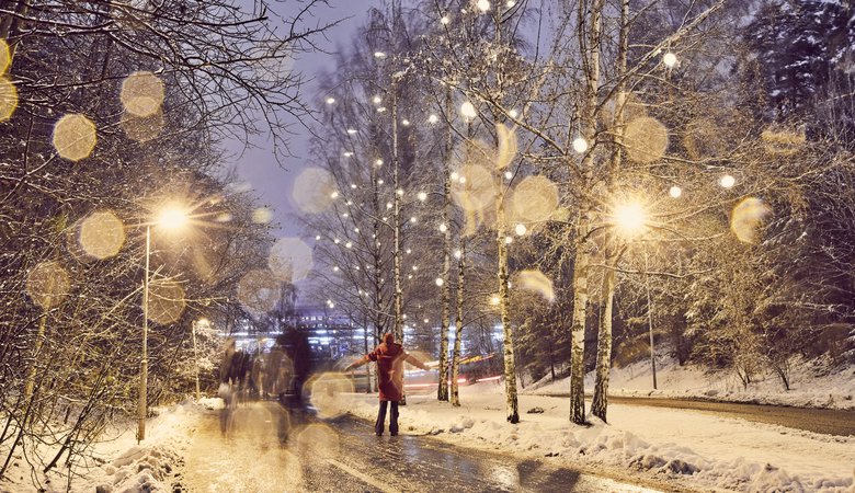 Två personer går längs en snöig stig.