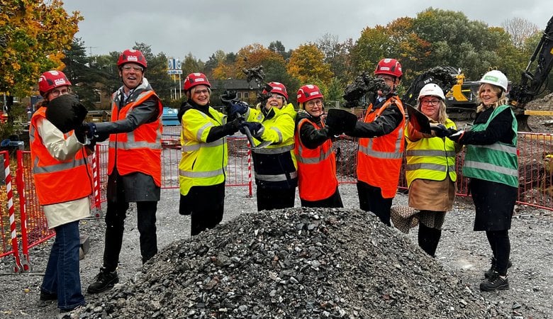 Vid spadtaget medverkade: Anna-Lena Johansson (L) ordf&ouml;rande i v&aring;rd- och omsorgsn&auml;mnden, Jonas Bjuggren fastighetsdirekt&ouml;r p&aring; Folksam, Stella B. Grundstr&ouml;m, regionchef p&aring; Skanska, Britta Cesar Munck vd p&aring; Skanska Hyresbost&auml;der, Britt-Inger Wennstr&ouml;m Kajn&auml;s (M) ordf&ouml;rande i kommunstyrelsens mark- och exploateringsutskott, Henrik Thunes (M) kommunstyrelsens ordf&ouml;rande, Lisa Gr&ouml;nlund regionchef p&aring; Vardaga och&nbsp; Sofia F&ouml;lster s&auml;lj- & tillv&auml;xtchef p&aring; Nytida.
