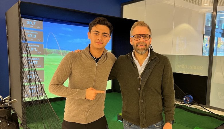 Ali och Thomas Nyman (KD) invigde Häggviks fritidsgård med ett slag i golfsimulatorn