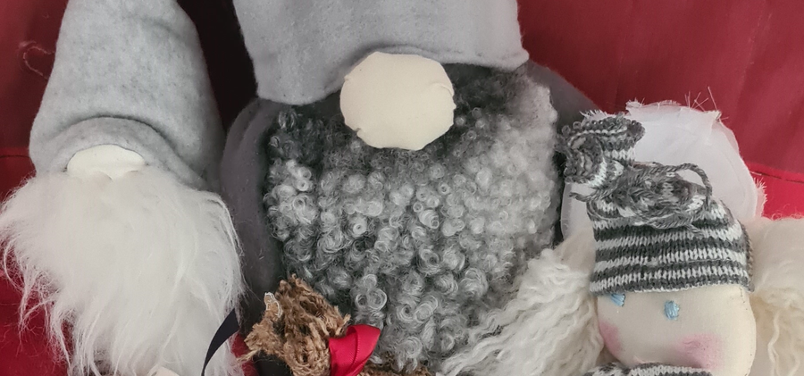 En grupp uppstoppade djur som sitter på en säng.