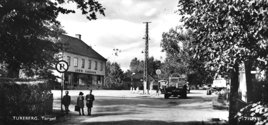 Bild över Torget i Tureberg. Till vänster syns Ludvig Janssons affär.