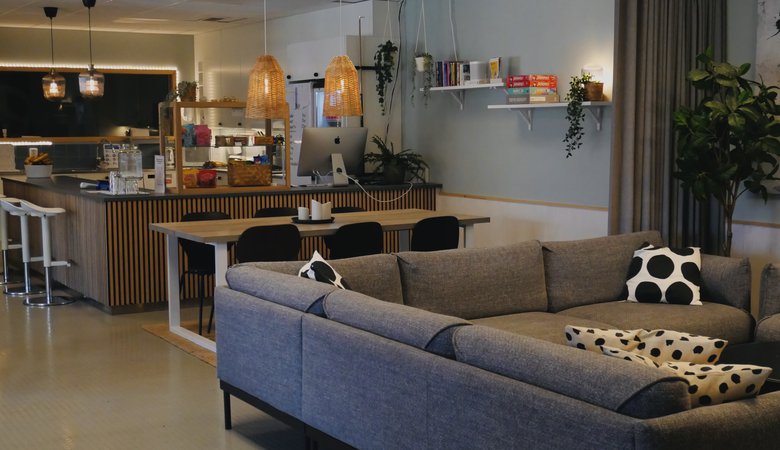 Ett rum fullt av möbler och ett café.