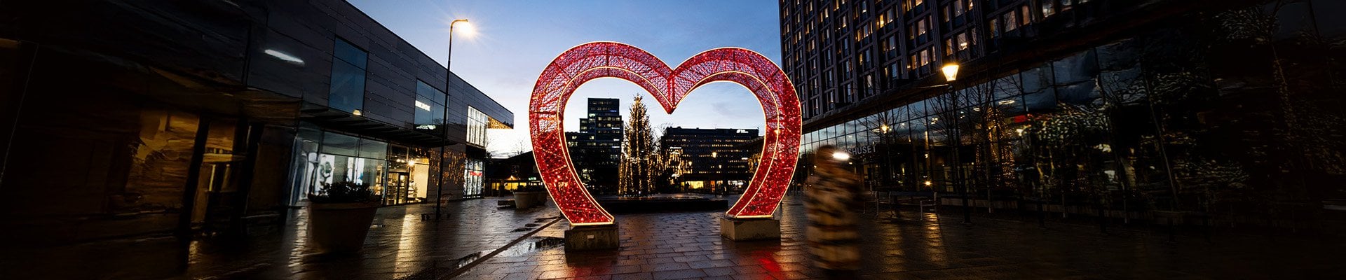 Ett stort, lysande rött hjärta pryder Turebergs torg.