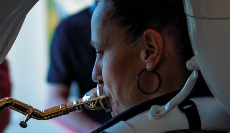 Affisch som föreställer en person som spelar blåsinstrument.