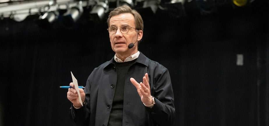 Bild på man på scen som talar