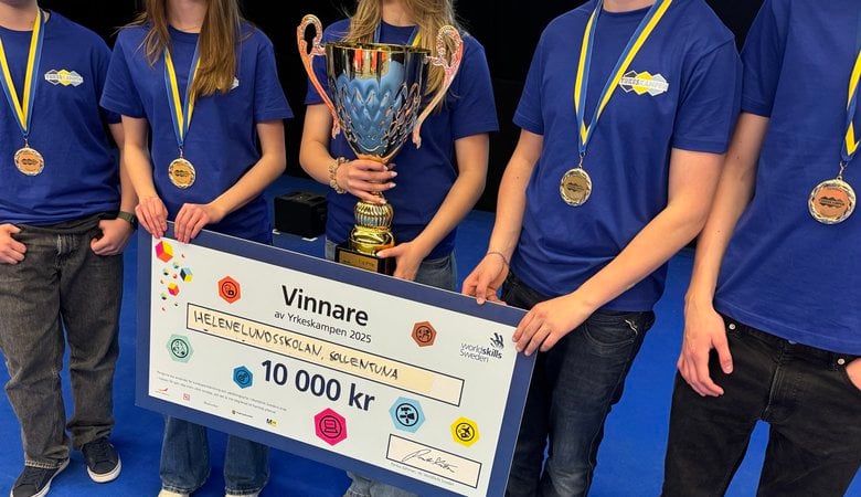 Bild på elever med medalj och vinnarcheck