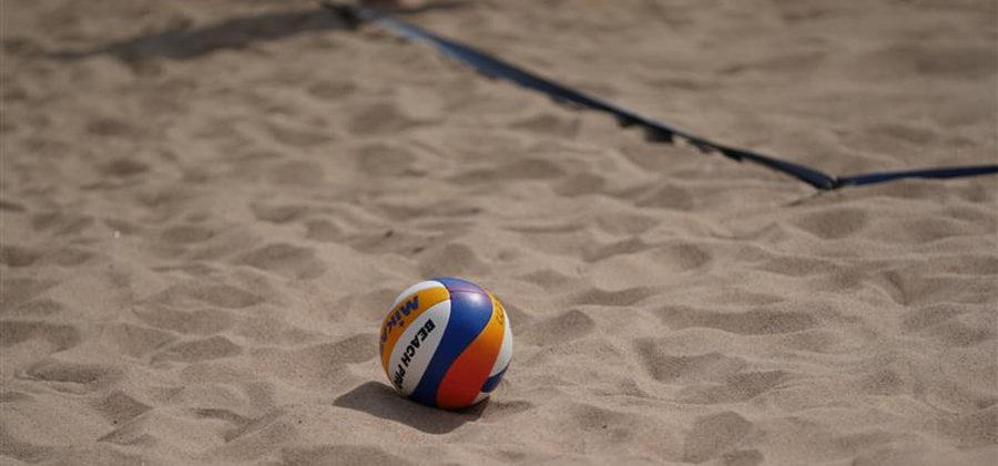 En volleyboll på sandbana