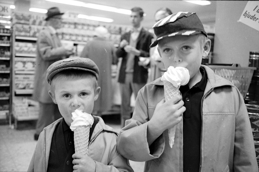 Pojkar äter glass.jpg